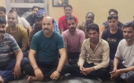 जोधपुर में जुआ खेलते पुलिस ने मारा छापा:19 जुआरियों को पकड़ा, 6 लाख रुपए सहित 4 लग्जरी कार जब्त