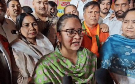रेवाड़ी-धारूहेड़ा चुनाव में विपक्ष का होगा बंगाल वाला हाल:आरती बोलीं- धारूहेड़ा आने वाला गंदा पानी रोकने तक लड़ाई जारी रहेगी, सेल्फी ली