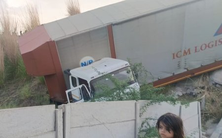एक्सप्रेस-वे पर अनियंत्रित ट्रेलर पलटा, बड़ा हादसा टला:आगे चल रहे ट्रक के अचानक लेन बदलने से हादसा, कार लेकर कन्याकुमारी जा रहा था
