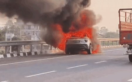 सोनीपत में हाइवे पर चलती कार में लगी आग:धुआं देख ड्राइवर ने रोकी, दिल्ली का युवक झुलसा, साथी के साथ जा रहा था