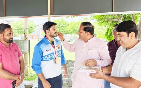 श्रीलंका में भारत का परचम लहराने वाले क्षितिज सिंह को महापौर ने किया सम्मानित