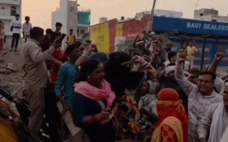 सफाई कर्मचारियों का प्रदर्शन लेने लगा अलग रूप:झज्जर में दुकानदार खुद उतरे सफाई के मैदान में, बहादुरगढ़ में जेसीबी पर चढ़कर कूड़ा उठाने से रोका