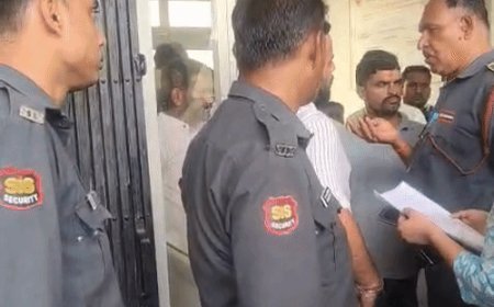 एडमिट कार्ड न मिलने पर CSJMU में छात्रों का हंगामा:एलएलबी दूसरे सेमेस्टर के छात्र पहुंचे, विवि ने पोर्टल खोल भरवाए फार्म