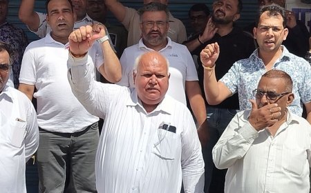 फतेहाबाद में मेडिकल स्टोर संचालकों का प्रदर्शन:हड़ताल पर गए 1100 केमिस्ट, ऑनलाइन दवा ब्रिकी का विरोध, बोले- तेज होगा संघर्ष