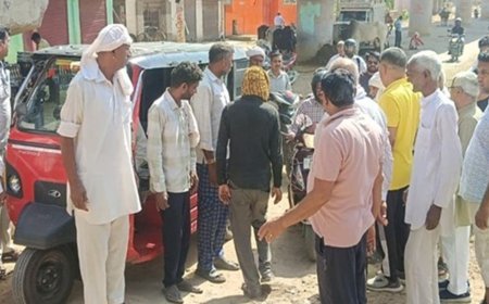 भिवानी में रास्ता खुलवाने के लिए सड़क पर उतरे लोग:बोले- आवागमन में होती है परेशानी, अफसरों से शिकायत के बावजूद समाधान नहीं