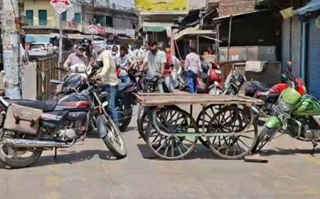 जालौन मेडिकल कॉलेज में व्यापारी से मारपीट:व्यापारियों ने बाजार बंद कर घंटाघर चौराहे पर किया प्रदर्शन, कार्रवाई की मांग