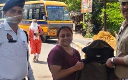 ट्रैफिक पुलिस ने लौटाया लाखों के सामान से भरा बैग:गाजियाबाद में ई रिक्शा में छूट गया था बैग, कामना ने पुलिस के लिए बोला थैंक्यू