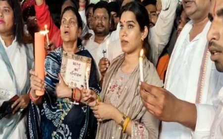 सुसाइड मामले में शहर में निकाला कैंडल मार्च:नारेबाजी कर किया विरोध प्रदर्शन, बोले-कार्रवाई नहीं हुई तो आंदोलन तेज करेंगे