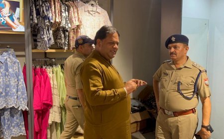 चार शोरूमों में चोरी के बाद महापौर ने किया घटनास्थल का निरीक्षण
