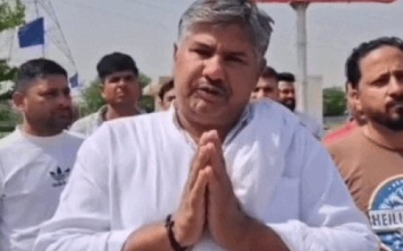 गुरुग्राम में बिल्डर के खिलाफ लोगों का प्रदर्शन:बोले-6 वर्षों से पीने के पानी की सुविधा नहीं, सड़कें भी टूटी पड़ी