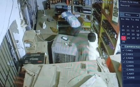 स्कॉर्पियो सवार चोरों ने शराब ठेके से उड़ाई नकदी, पेटियां:बागपत के सूजरा रोड पर शटर तोड़कर लाखों की चोरी, CCTV कैमरे में हुई कैद घटना
