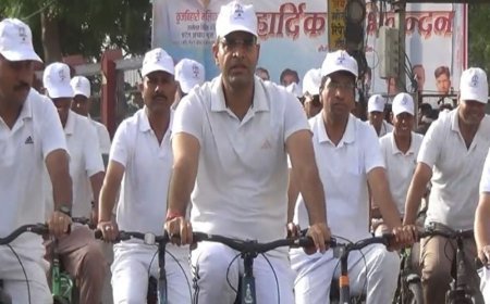 टोंक SP ने 150 पुलिसकर्मियों के साथ चलाई साइकिल:बोले-फिटनेस जरूरी है; 300 से अधिक लोगों ने किया सामूहिक योग