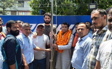 विधायक शिव अरोरा ने स्वयं खड़े होकर टीवीएस श्रीचक्र कम्पनी के बाहर भारतीय मजदूर संघ के झंडे को करवाया स्थापित*