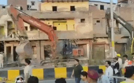 दिल्ली के शालीमार बाग में अतिक्रमण पर चला बुलडोजर:पूर्व विधायक समेत अन्य ने खाली किए घर; लोग बोले-सीएम की राहत योजना नहीं आई काम