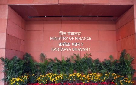 Finance Ministry Report: इंडियन इकोनॉमी की ग्रोथ मजबूत, पर कमजोर मानसून और महंगाई का खतरा