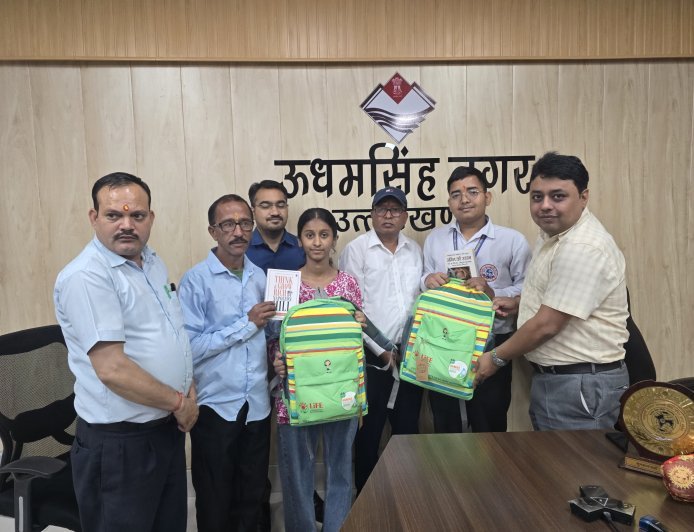 मेधावी विद्यार्थियों का सम्मान कर जिलाधिकारी ने बढाया उत्साह, हर संभव सहयोग का दिया भरोसा।