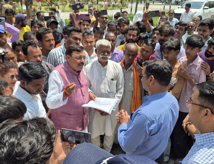 रुद्रपुर: संजय कॉलोनी और मस्जिद कॉलोनी पर बेदखली नोटिस का मामला गरमाया, विस्थापन से पहले कार्रवाई न करने की उठी मांग