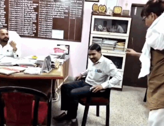सरस डेयरी डायरेक्टर ने प्लास्टिक कचरा गाड़ी रोककर किया हंगामा:आरोप- कचरे की आड़ में लाखों का लोहा बेचा जा रहा; एमडी के साथ हुई बहस