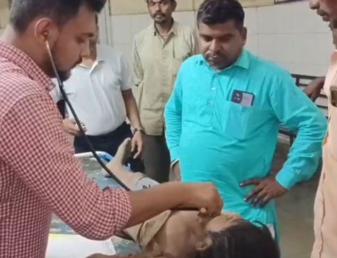 6 साल का बच्चा तालाब में गिरा, ग्रामीणों ने बचाया:खेलते हुए पैर फिसला था, पानी में छलांग लगाकर बाहर निकाला