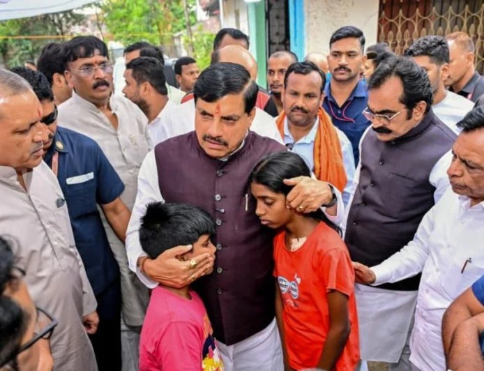 बच्चों को लगाया गले, बेटी के सिर पर रखा हाथ, इस तरह क्रूज हादसे के पीड़ितों को सीएम डॉ. मोहन यादव ने बंधाया ढांढस