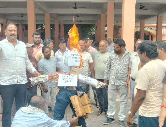 बंगाली समाज में कांग्रेस पार्टी व कांग्रेस प्रदेश अध्यक्ष गणेश गोदियाल के खिलाफ दिखा भारी आक्रोश! संजयनगर खेड़ा में किया पुतला दहन, बंगाली समाज से माफ़ी मांगने की मांग*