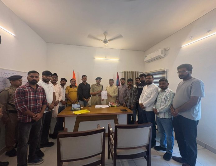 एसपी क्राइम से मिले विधायक शिव अरोरा पहचान छुपाकर व्यापार करने वालों के खिलाफ चेकिंग अभियान चालने की रखी मांग! विधायक बोले लेंड जिहाद, लव जिहाद के बाद रुद्रपुर मे बिरयानी जिहाद को किसी सूरत मे नहीं किया जायेगा बर्दाश्त, हिन्दुओ की भवनाओं के साथ खिलाफ रुद्रपुर मे नहीं चलेगा*