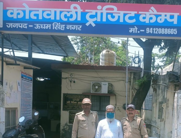 कोतवाली ट्रांजिट कैंप पुलिस द्वारा करोड़ो की धोखाधड़ी करने वाले शातिर वांछित अभियुक्त को ठाकुरद्वारा मुरादाबाद से किया गिरफ्तार