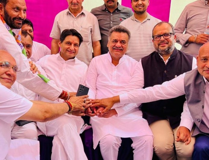 पंचकूला मेयर चुनाव में पहली बार हुड्‌डा गुट की दस्तक:हाथ पर हाथ रख साथ रहने की कसम, मंच पर हर गुट का चेहरा