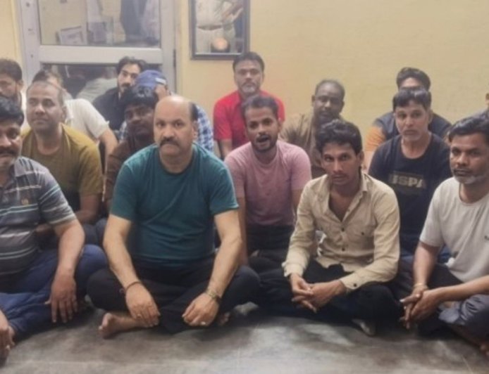 जोधपुर में जुआ खेलते पुलिस ने मारा छापा:19 जुआरियों को पकड़ा, 6 लाख रुपए सहित 4 लग्जरी कार जब्त