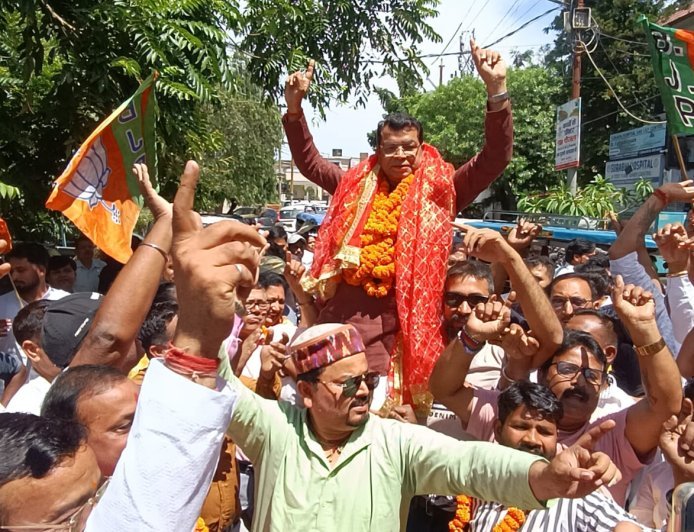 असम, पुंडुचेरी, पश्चिम बंगाल मे भाजपा की ऐतिहासिक जीत का विधायक शिव अरोरा अपने कार्यालय पर कार्यकताओं संग आतिशबाजी,मिष्ठान  खिलाकर मनाया जश्नन*
