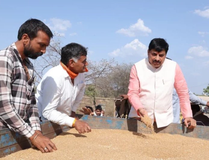 फिर अचानक गेहूं उपार्जन केंद्र पहुंचे सीएम डॉ. मोहन यादव, रिलीज किया वेयरहाउस की क्षमता बढ़ाने का ऑर्डर