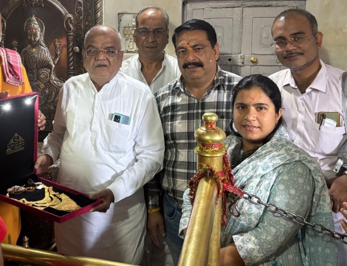 हिमाचल के मंदिर में 100 ग्राम सोने का हार चढ़ाया:महाराष्ट्र से आए श्रद्धालु बोले- मां की कृपा से मन्नत पूरी हुई