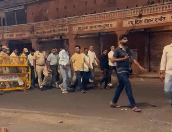 जयपुर में देर रात सड़कों पर उतरे 2500 सफाई कर्मचारी:कलेक्टर-नगर निगम कमिश्नर ने चलाया सफाई अभियान; परकोटे की तंग गलियों में चला ऑपरेशन क्लीन स्वीप