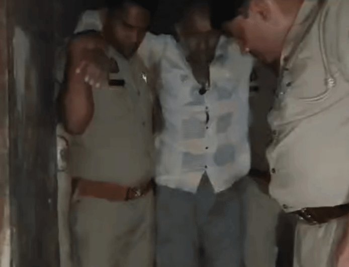 जांच करने पहुंची पुलिस पर गो तस्कर ने किया हमला:शामली में कुल्हाड़ी से कांस्टेबल घायल, मुठभेड़ के दौरान आरोपी के पैर में लगी गोली