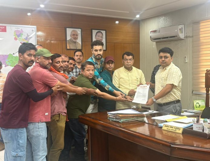 भारतीय मजदूर संघ के कम्पनी गेट के बाहर लगे यूनियन के झंडे को सिडकुल प्रशासन द्वारा हटाने के विषय पर विधायक शिव अरोरा के नेतृत्व मे जिला अधिकारी को सौपा ज्ञापन*