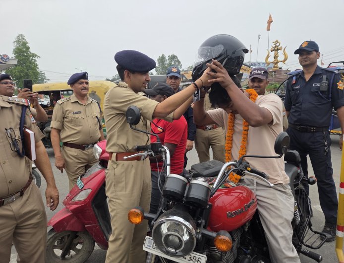 एसएसपी ऊधम सिंह नगर के नेतृत्व में पुलिस ने निकाली विशाल यातायात जागरूकता रैली