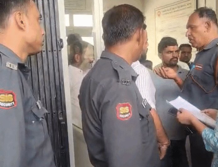एडमिट कार्ड न मिलने पर CSJMU में छात्रों का हंगामा:एलएलबी दूसरे सेमेस्टर के छात्र पहुंचे, विवि ने पोर्टल खोल भरवाए फार्म