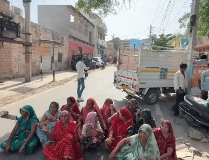 जोधपुर में पानी की समस्या को लेकर महिलाओं का प्रदर्शन:जलदाय विभाग के खिलाफ जताई नाराजगी; टैंकर से आपूर्ति का मिला आश्वासन