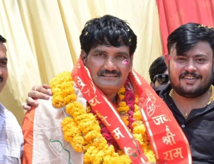 बीजेपी नेता पर भारी पड़ा सैकड़ों गाड़ियों का काफिला, पार्टी ने जिला अध्यक्ष पद से की छुट्टी