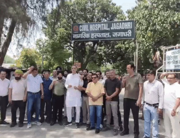 यमुनानगर के 2000 मेडिकल स्टोर बंद:हड़ताल कर ई-फार्मेसी के विरोध में प्रदर्शन, बोले- मरीजों की सेहत के साथ खिलवाड़ हो रहा