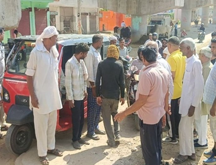 भिवानी में रास्ता खुलवाने के लिए सड़क पर उतरे लोग:बोले- आवागमन में होती है परेशानी, अफसरों से शिकायत के बावजूद समाधान नहीं