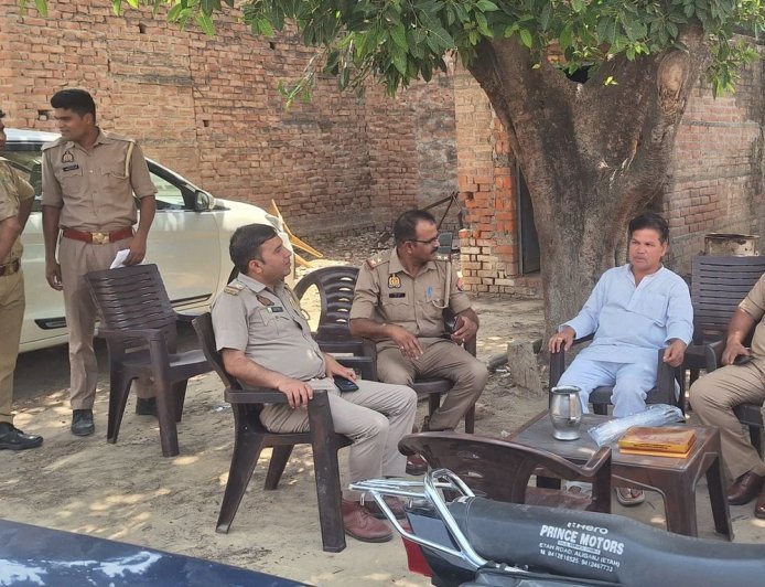 लखनऊ जा रहे 56 प्रधानों को पुलिस ने रोका:प्रधान संघ के ब्लॉक अध्यक्ष हाउस अरेस्ट, कार्यकाल बढ़ाने की मांग पर प्रदर्शन करने जा रहे थे
