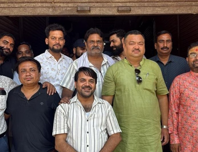 ऑनलाइन दवा बिक्री के विरोध में केमिस्टों की हड़ताल:हाथरस में दिखा मिला-जुला असर, कुछ दुकानें खुलीं