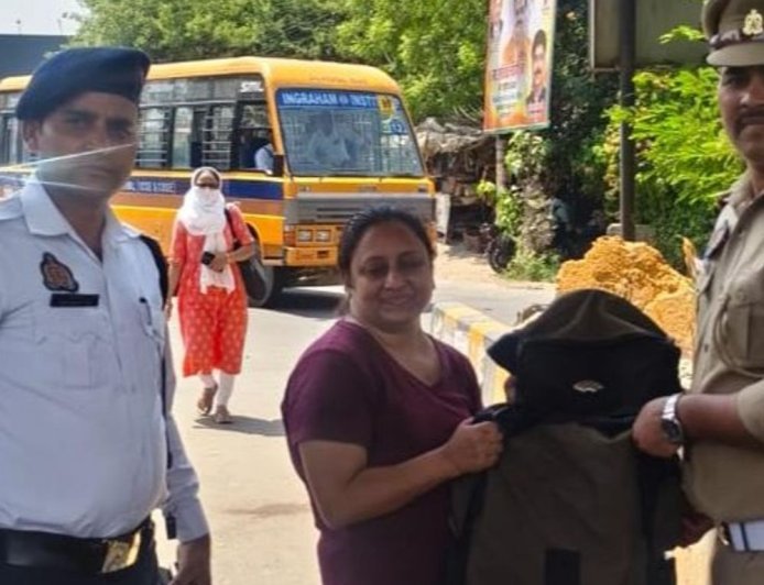 ट्रैफिक पुलिस ने लौटाया लाखों के सामान से भरा बैग:गाजियाबाद में ई रिक्शा में छूट गया था बैग, कामना ने पुलिस के लिए बोला थैंक्यू