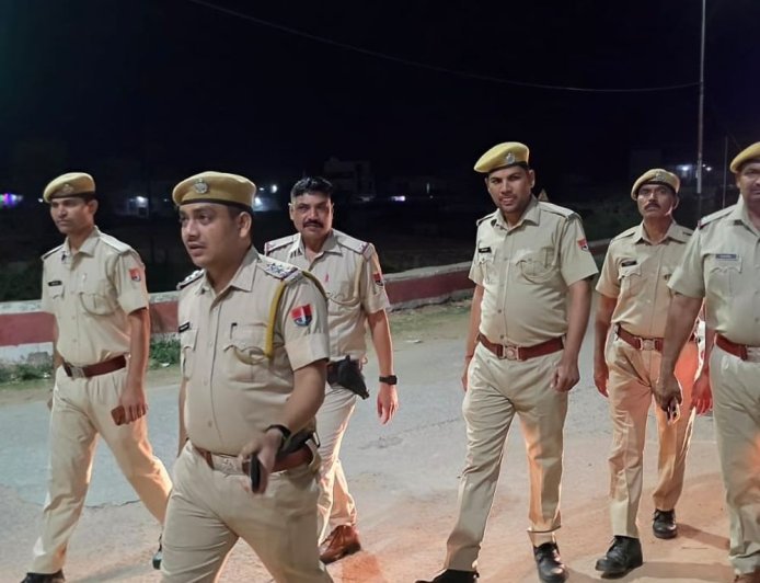 धौलपुर में पुलिस का पैदल गश्त अभियान:लोगों में सुरक्षा का विश्वास और बदमाशों में भय पैदा करना है उद्देश्य