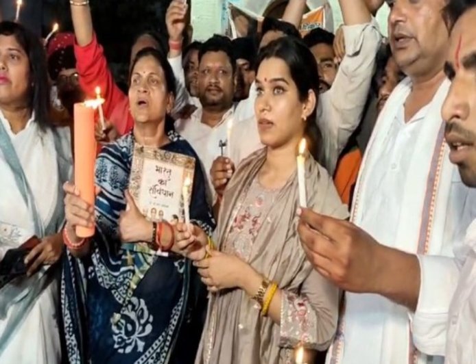 सुसाइड मामले में शहर में निकाला कैंडल मार्च:नारेबाजी कर किया विरोध प्रदर्शन, बोले-कार्रवाई नहीं हुई तो आंदोलन तेज करेंगे