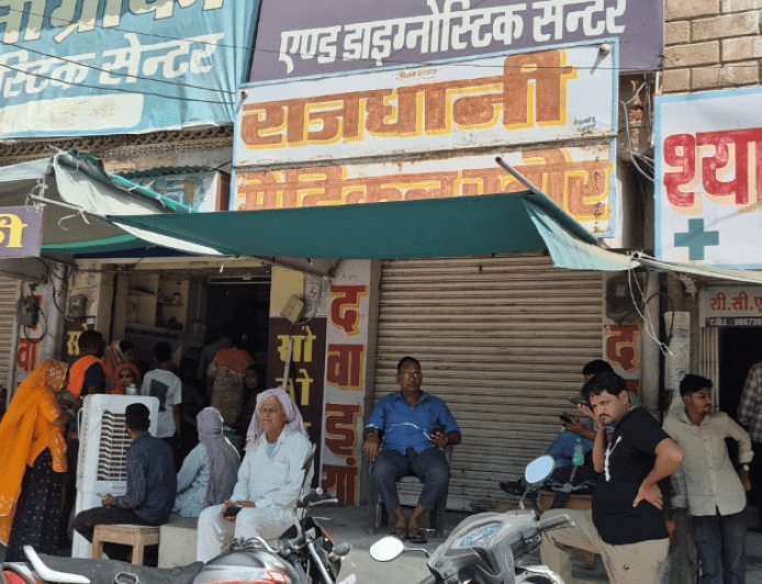 ऑनलाइन दवा बिक्री के विरोध में दवा बाजार ठप:केमिस्टों ने दी अनिश्चितकालीन हड़ताल की चेतावनी,​ नकली और नशीली दवाओं के नेटवर्क पर रोक लगाने की मांग