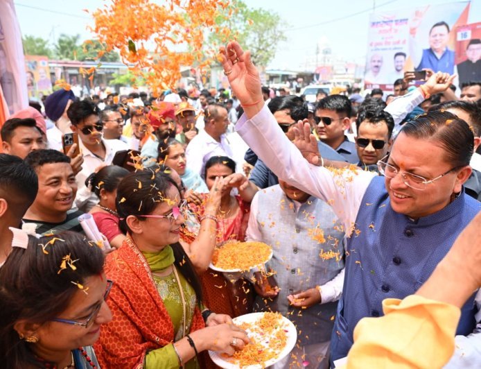 नानकमत्ता में माननीय मुख्यमंत्री का पुष्प व फूलमालाओं से भव्य स्वागत।*