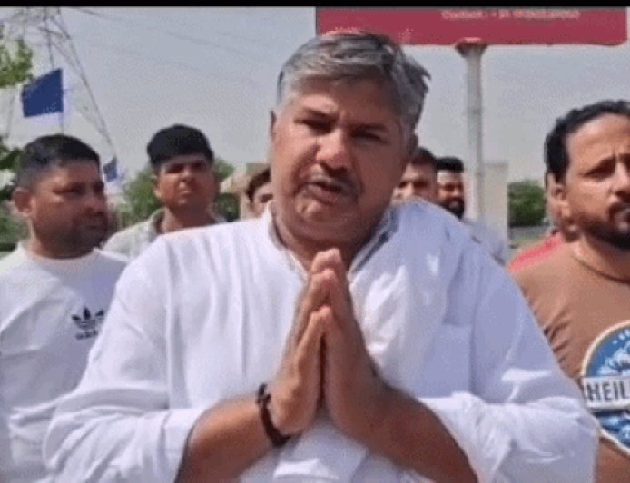 गुरुग्राम में बिल्डर के खिलाफ लोगों का प्रदर्शन:बोले-6 वर्षों से पीने के पानी की सुविधा नहीं, सड़कें भी टूटी पड़ी
