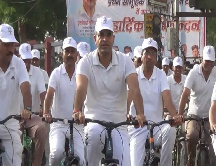 टोंक SP ने 150 पुलिसकर्मियों के साथ चलाई साइकिल:बोले-फिटनेस जरूरी है; 300 से अधिक लोगों ने किया सामूहिक योग
